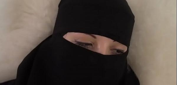  سعودية يزغبها بندر من كسها و ينيكها بالنقاب عشان الفضايح